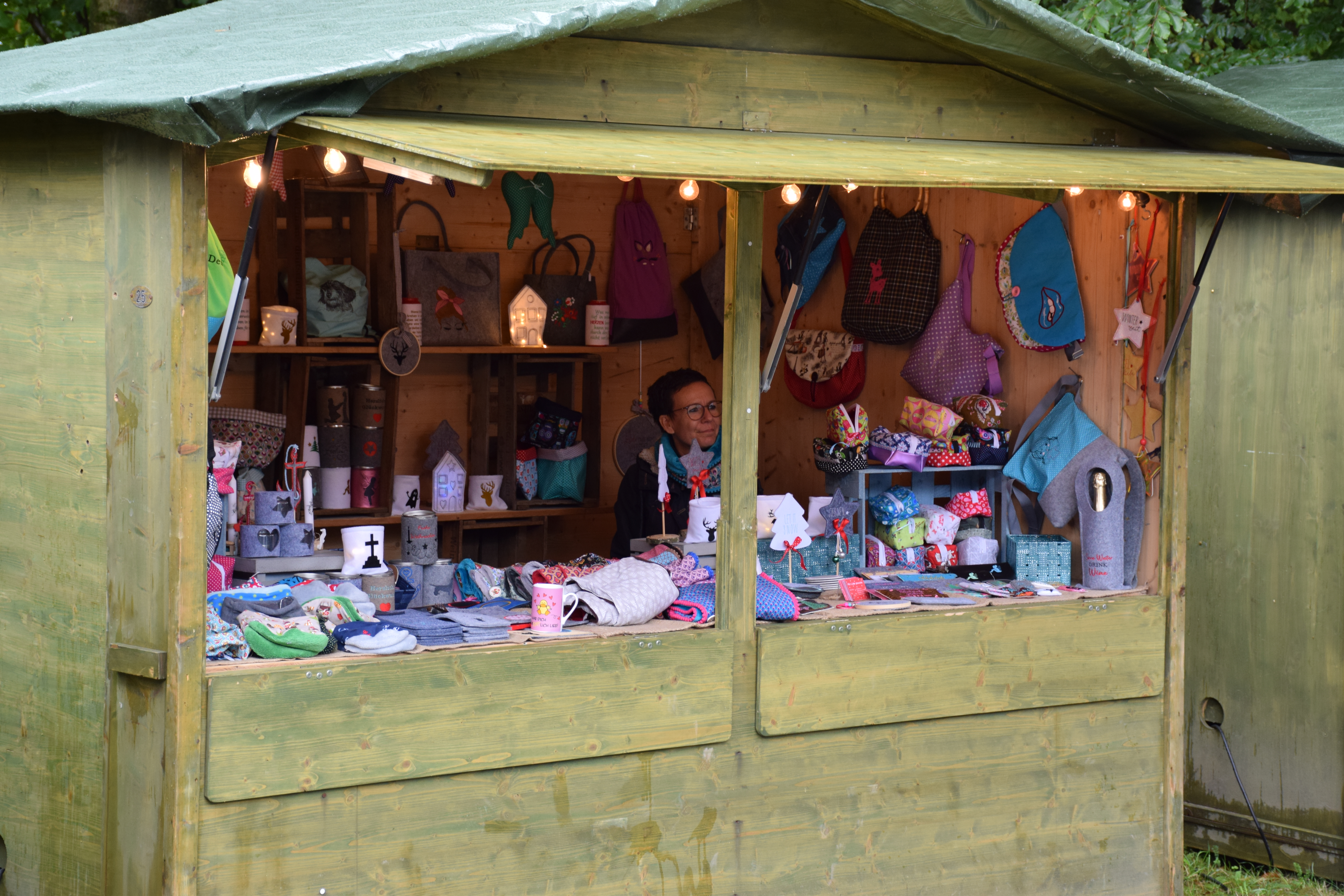 Verkaufsstand mit textilen Produkten