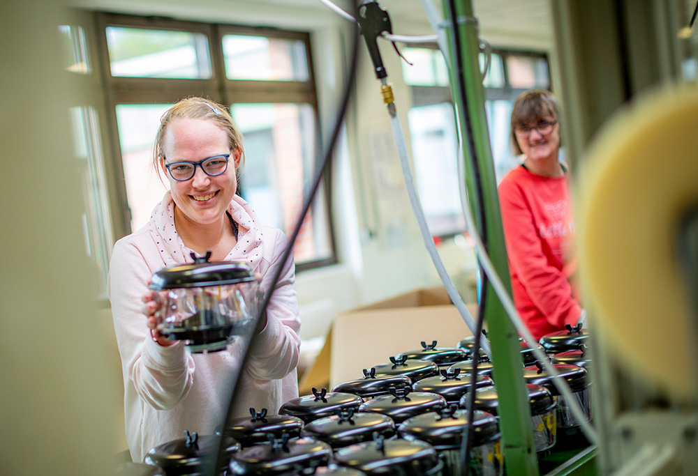 Frau zeigt Industriefilter Frau zeigt Industriefilter