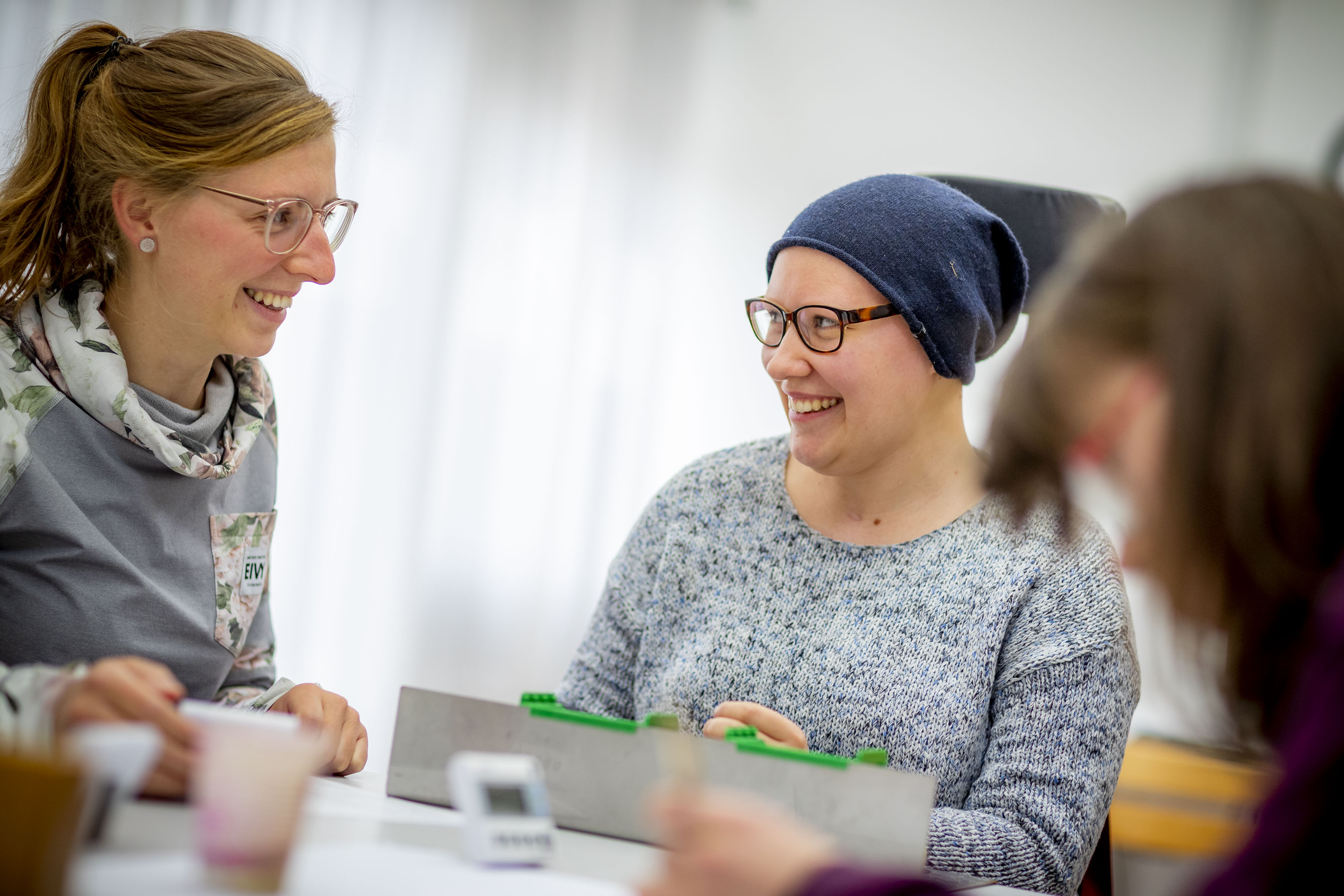 zwei Frauen im Gespräch