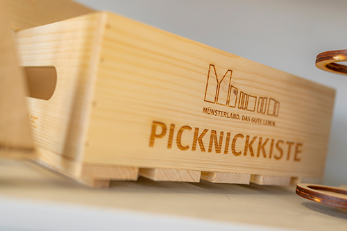 Holzkiste mit Schriftzug Picknickkiste