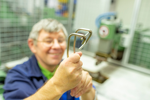 Mann mit Material für Metallverarbeitung Mann mit Material für Metallverarbeitung