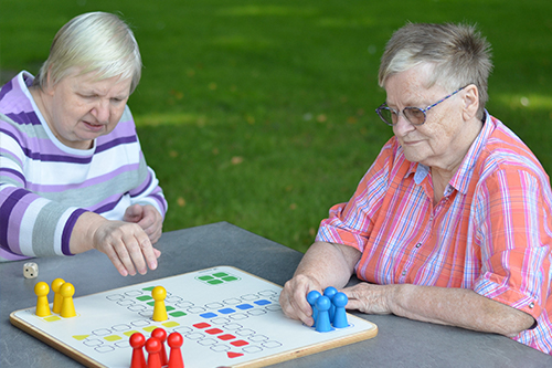 Zwei Frauen spielen Wer ärgert sich