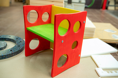 bunter Stuhl aus Holz